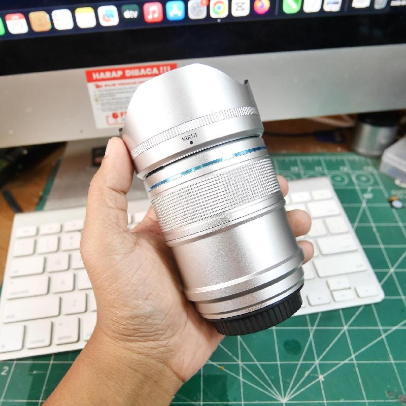 Foto LENSA SIRUI 33mm f1.2 SILVER for SONY E ADA BOX kode 0050 ke-3