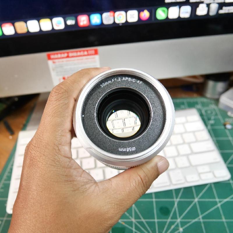 Foto LENSA SIRUI 33mm f1.2 SILVER for SONY E ADA BOX kode 0050 ke-4