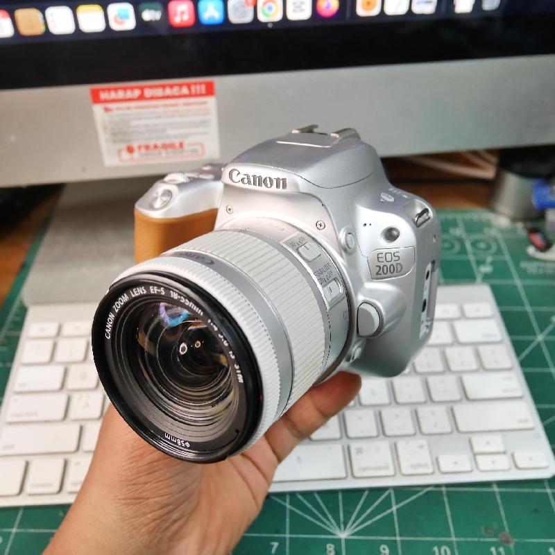 Foto CANON EOS 200D kit EF-S 18-55mm IS STM SILVER ADA BOX kode 4023 ke-1