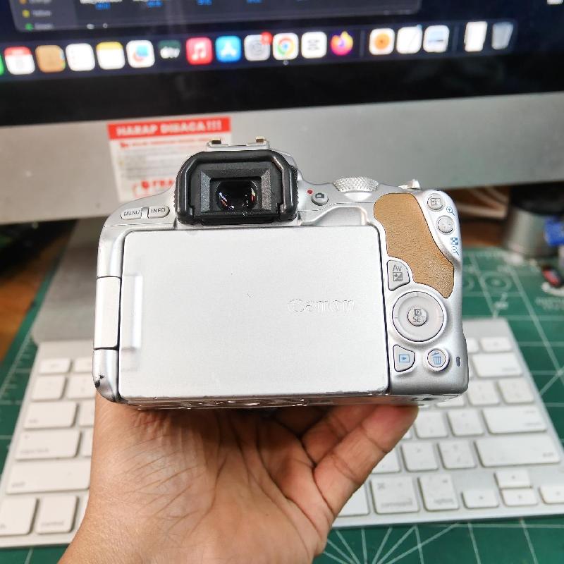 Foto CANON EOS 200D kit EF-S 18-55mm IS STM SILVER ADA BOX kode 4023 ke-4