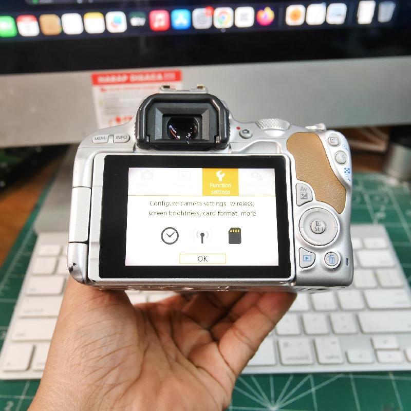 Foto CANON EOS 200D kit EF-S 18-55mm IS STM SILVER ADA BOX kode 4023 ke-6