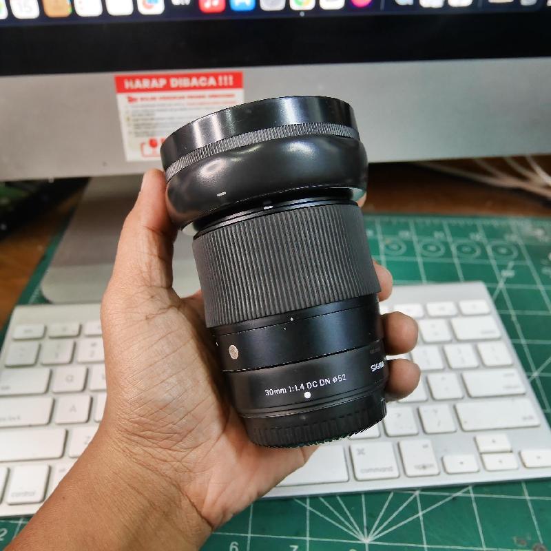 Foto LENSA SIGMA 30mm f1.4 DC DN for FUJIFILM ADA BOX kode 6836