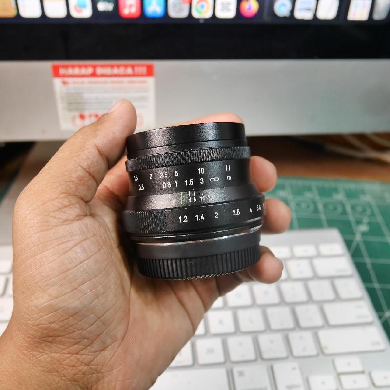 Foto LENSA 7ARTISANS 35mm f1.2 for FUJIFILM ADA BOX kode 7021