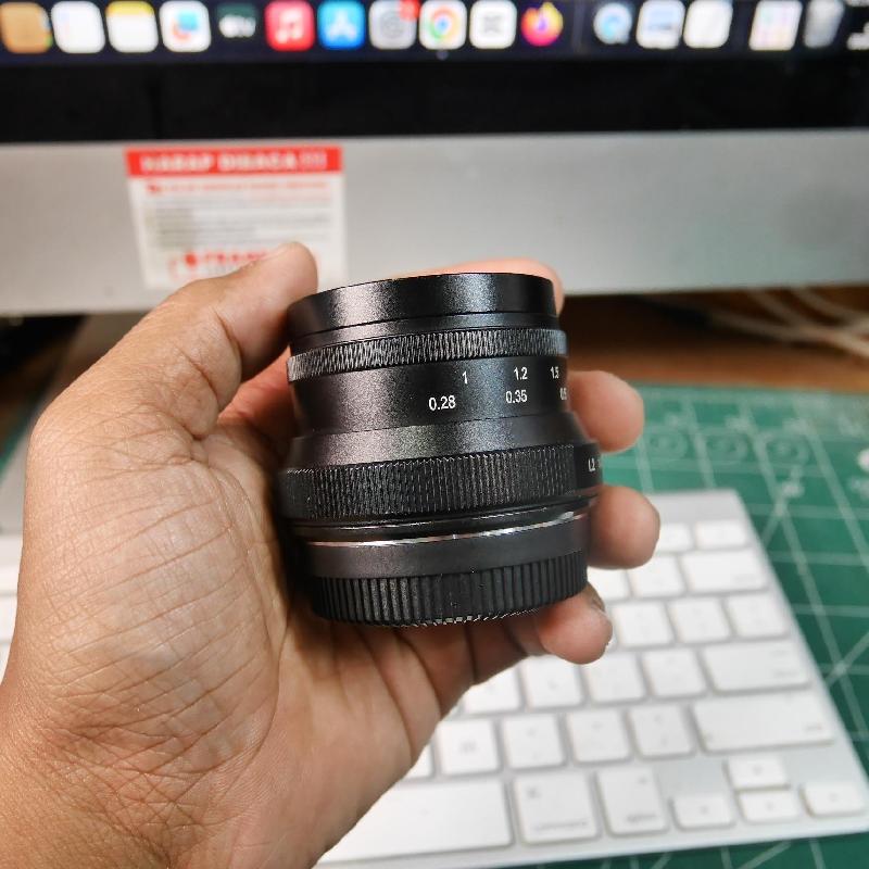 Foto LENSA 7ARTISANS 35mm f1.2 for FUJIFILM ADA BOX kode 7021 ke-2