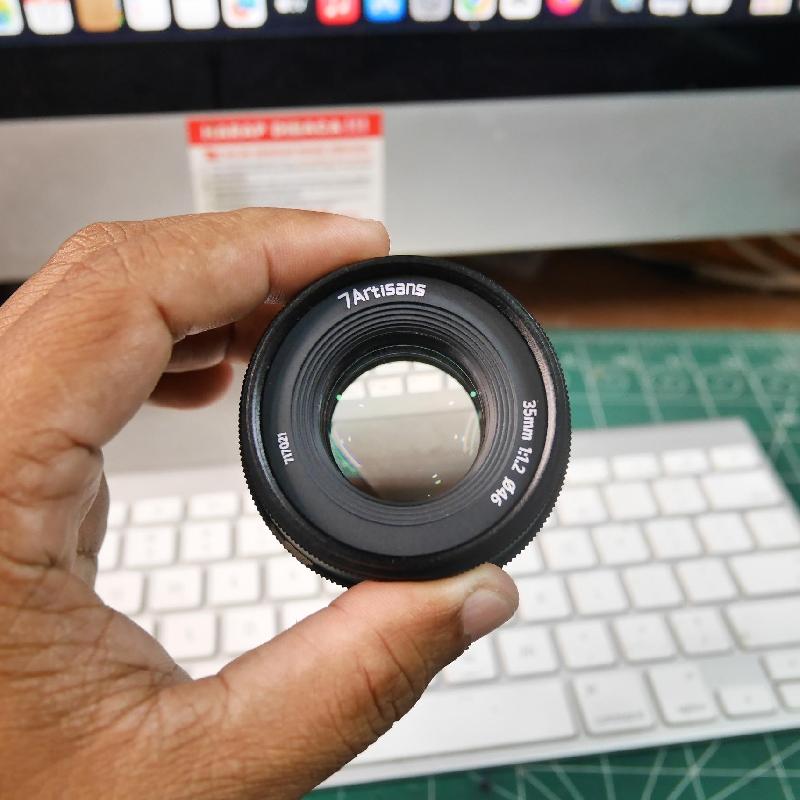 Foto LENSA 7ARTISANS 35mm f1.2 for FUJIFILM ADA BOX kode 7021 ke-4