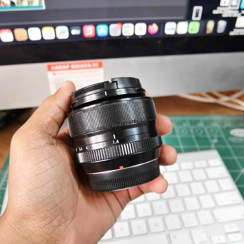 Foto LENSA FUJINON XF 35mm f1.4 R ADA BOX kode 1136