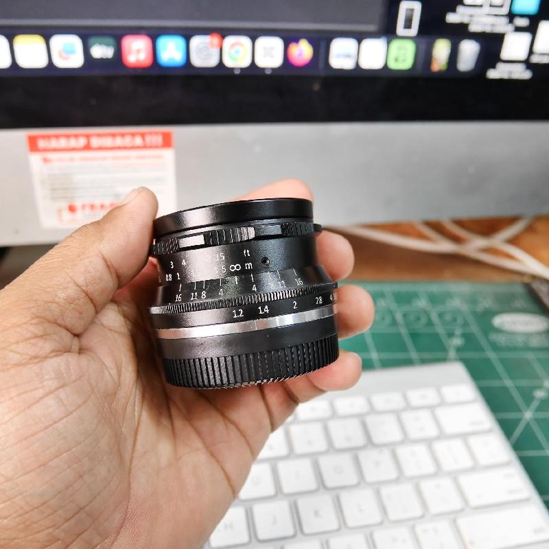 Foto LENSA 7ARTISANS 35mm f1.2 for FUJIFILM ADA BOX kode 3688
