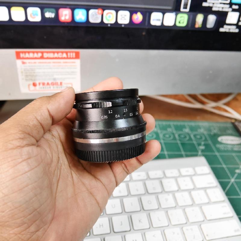 Foto LENSA 7ARTISANS 35mm f1.2 for FUJIFILM ADA BOX kode 3688 ke-2