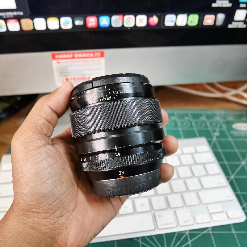 Foto LENSA FUJINON XF 23mm f1.4 R ADA BOX kode 0932