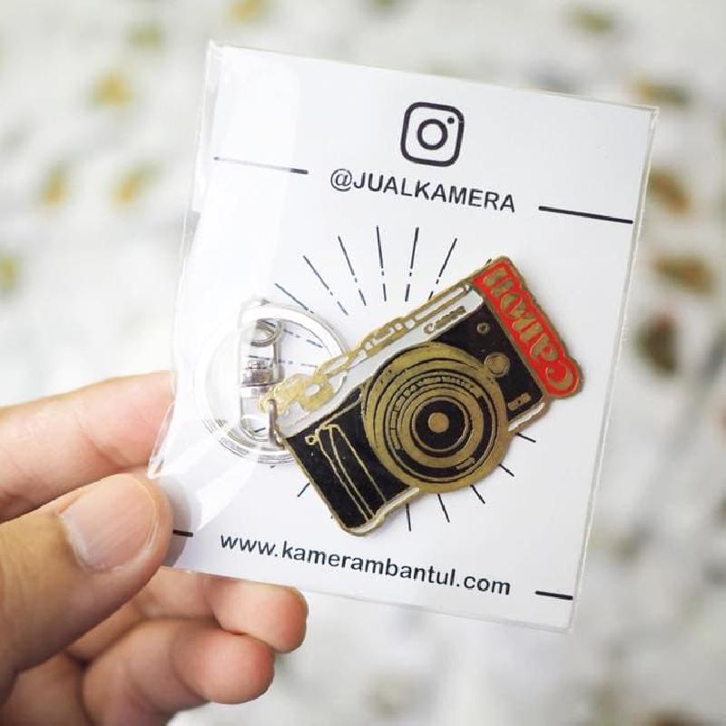Foto Gantungan Kunci Enamel Kamera Canon Mirrorless ke-1
