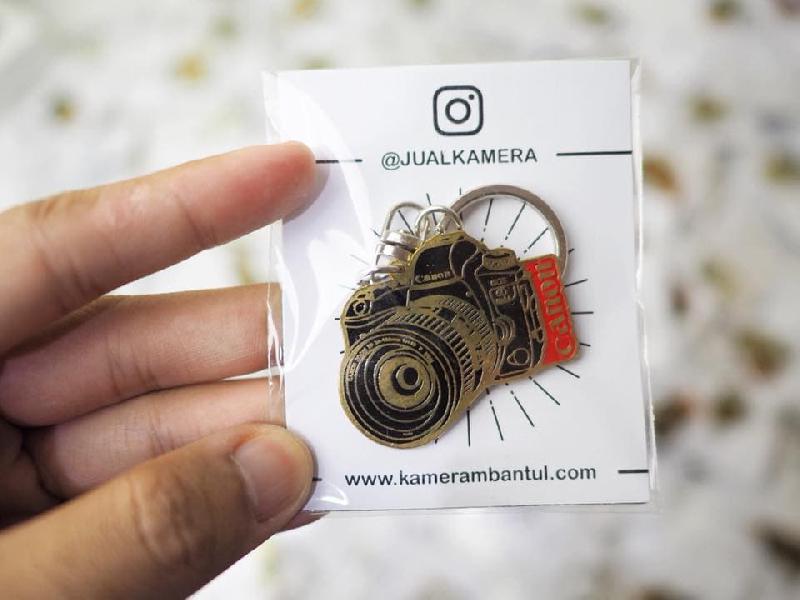 Foto Gantungan Kunci Enamel Kamera Canon DSLR ke-3